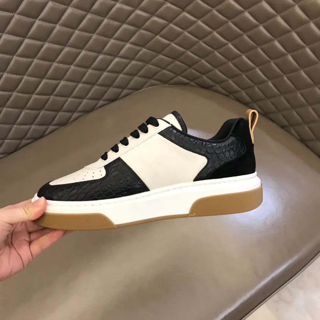 p440 "Salvatore Ferraga**" men's low-top fashion sneakers. This casual shoe has a novel structure and is made of soft calfskin. The contrasting color elements on the upper highlight the bold and avant-garde atmosphere. The first-layer cowhide lining is high-end and comfortable. Energetic and fresh, these shoes can be worn with casual looks or add a touch of street style to elegant trousers.  Size: 38-44